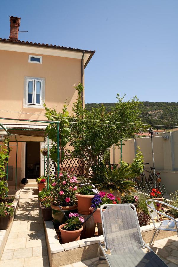 Apartments Nives Cres Exterior photo